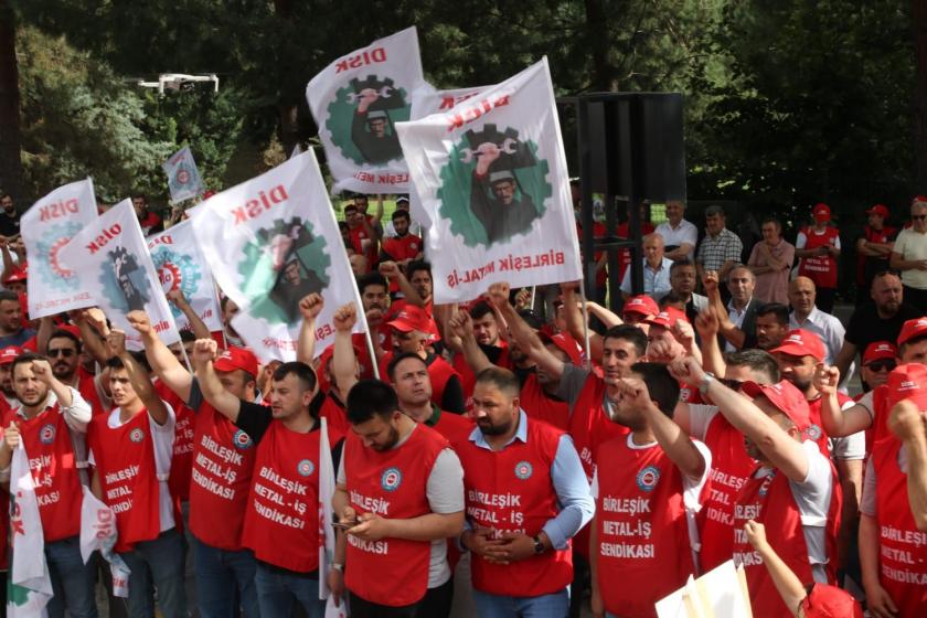 Birleşik Metal-İş’ten Accuride fabrikası önünde eylem: “İş ekmek yoksa barış da yok!”