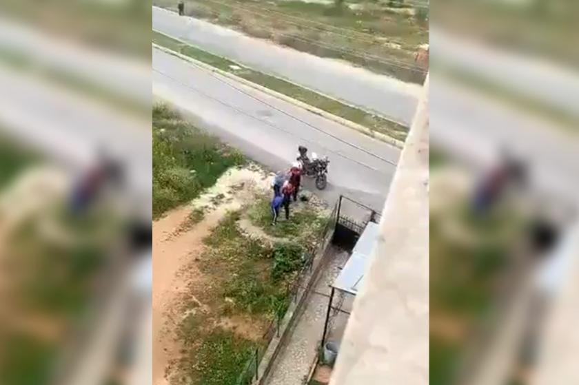 Sokak ortasında bir kişiyi darbeden polisler görevden uzaklaştırıldı