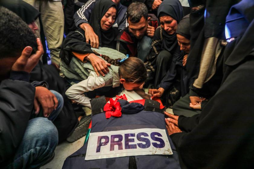 Gazze'de hastane vuran İsrail bir gazeteciyi katletti