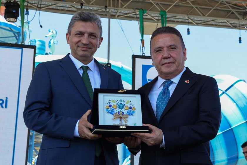 Başkan bol ödüllü ama 'çevresi' kötü!