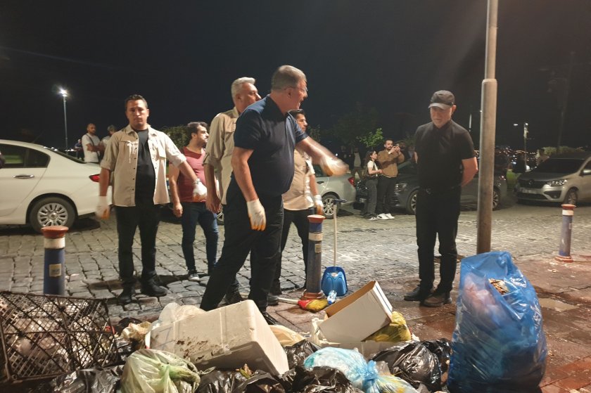 İzBB Başkanı Cemil Tugay grev kırıcılığı yaparak çöp topladı