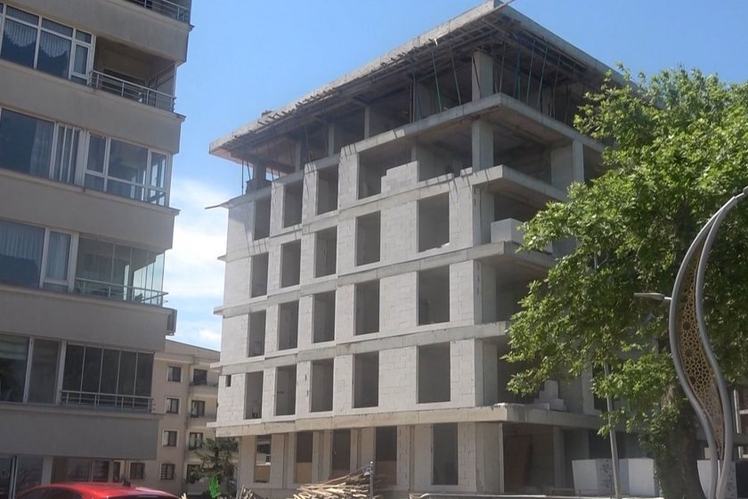 Yüksekten düşen 26 yaşındaki mülteci işçisi ağır yaralandı
