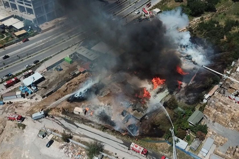 Kocaeli'de palet fabrikasının depolama sahasında çıkan yangın söndürüldü