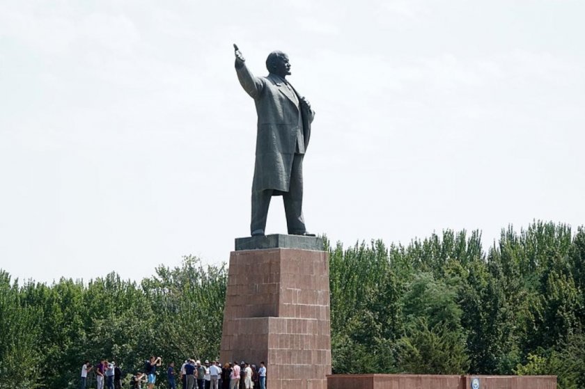 Orta Asya'nın en büyük Lenin heykeli indirildi