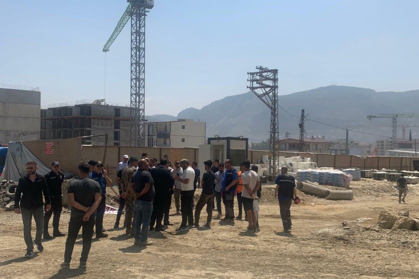 Hatay’da ücretlerini alamayan TOKİ işçileri çatıya çıktı: 2 işçi gözaltında