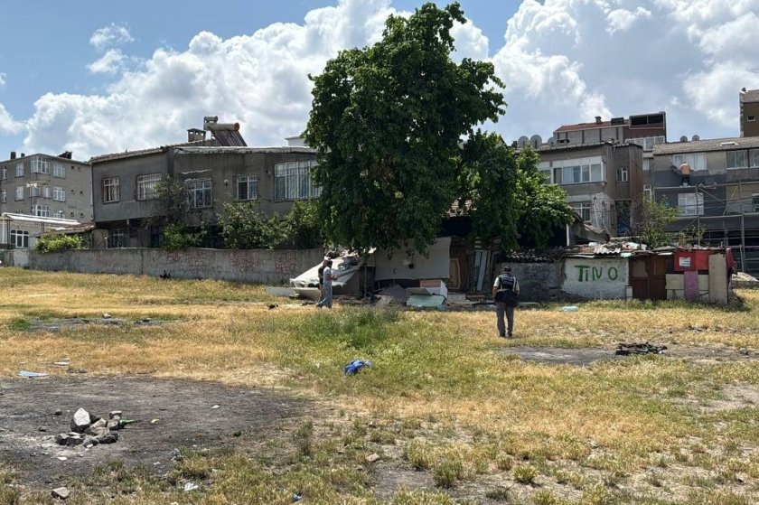 Bağcılar’da boş arazide erkek cesedi bulundu