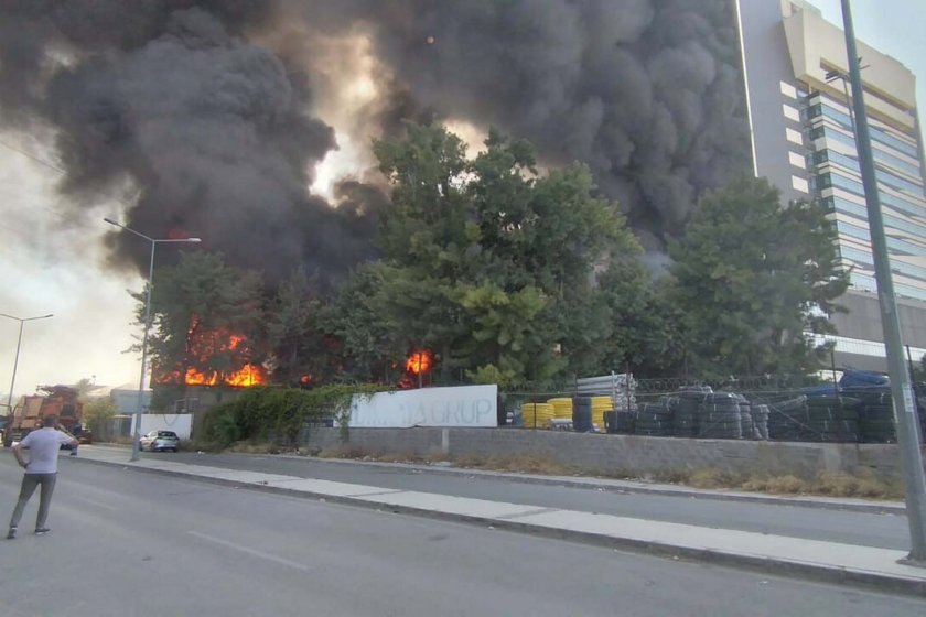 İzmir'de plastik fabrikasında yangın: Medicana hastanesi boşaltıldı