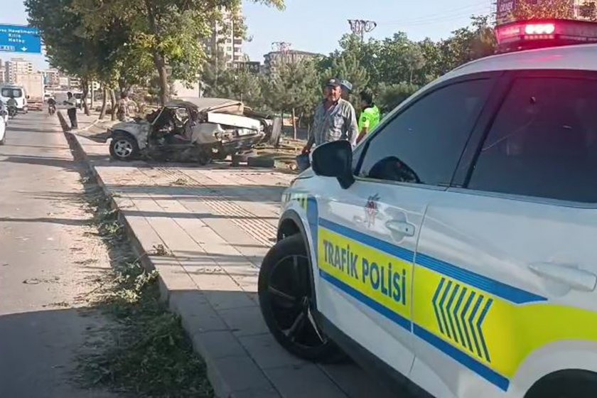Antep'te otomobil iki işçi servisine çarptı: 1'i ağır 10 kişi yaralandı