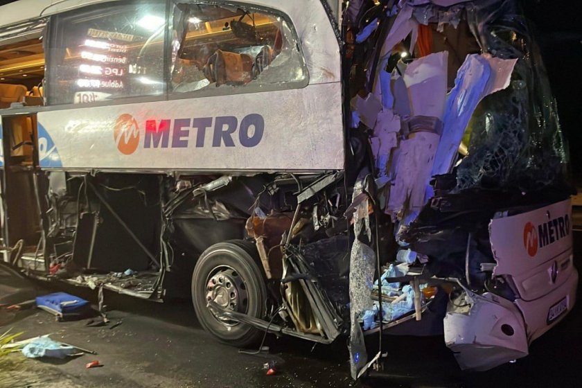 Sakarya'da Metro'ya ait yolcu otobüsü TIR'a çarptı: 12 kişi yaralandı
