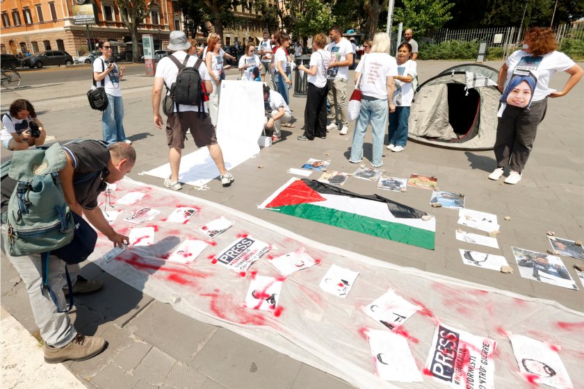 Roma’da gazeteciler, Gazze’de hayatını kaybeden meslektaşları için gösteri düzenledi