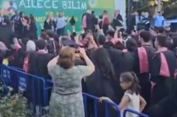 İstanbul Üniversitesi mezuniyetinde öğrencilerin "Hak, hukuk, adalet" sloganı müzikle bastırılmaya çalışıldı
