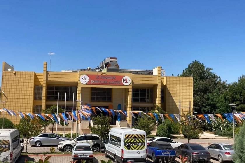 Osmaniye Korkut Ata Üniversitesinde AKP etkinliği: Amfiye parti bayrakları asıldı