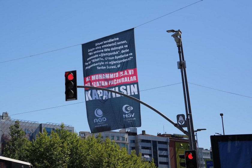 Mecidiyeköy Meydanı’na “Hz. Muhammed’e hakaret eden paçavralar kapatılsın” pankartı asıldı