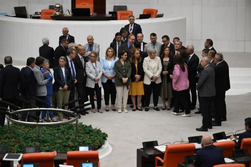 CHP'li vekiller TBMM kürsüsünü işgal etti: "Zeydan Karalar onurumuzdur"