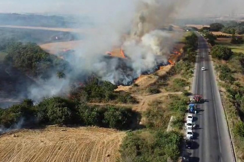 Edirne’de anız yangını: Hamzabeyli Sınır Kapısı yolu ulaşıma kapatıldı