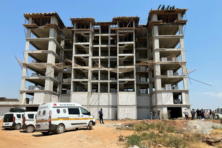 Aydın’da 8'inci kattan düşen inşaat işçisi ağır yaralandı