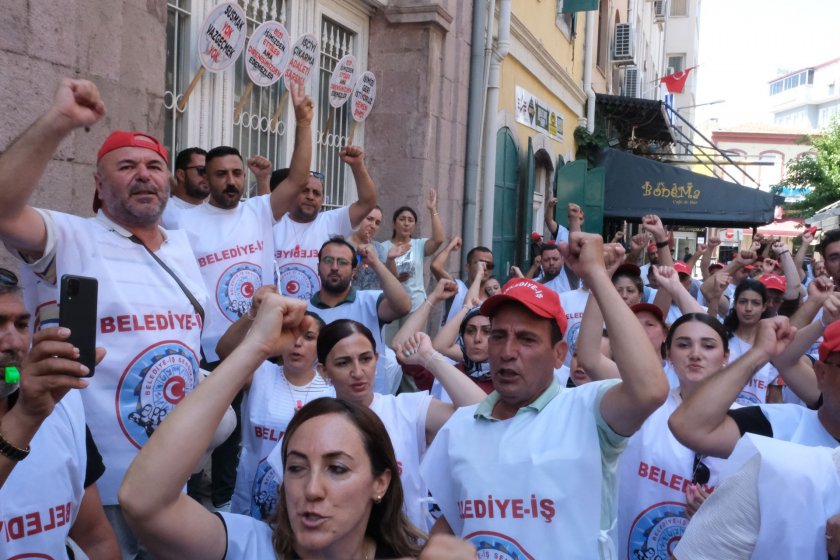 Türk-İş, İzBB'de işten çıkarılan işçileri ziyaret etti: İşçilerle uğraşmayın, kente hizmet edin
