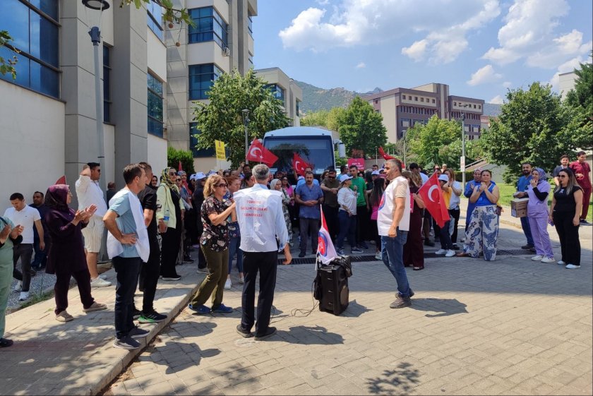 PAÜ'de sağlık işçileri iş bırakarak yürüyüş yaptı: "Vergide adalet istiyoruz"