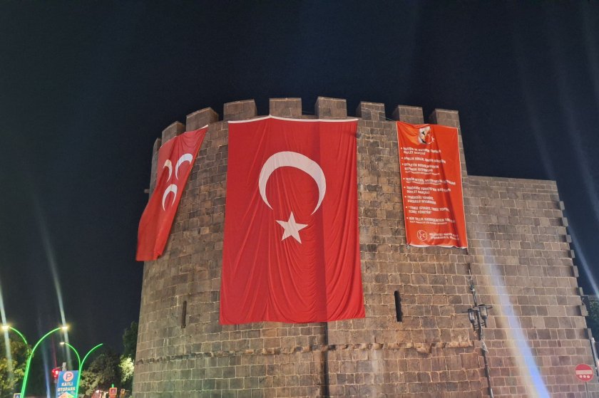 Diyarbakır Sur’larına MHP bayrağı asıldı