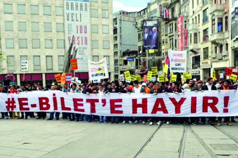 Tribünün kartı değişir, mücadele bitmez