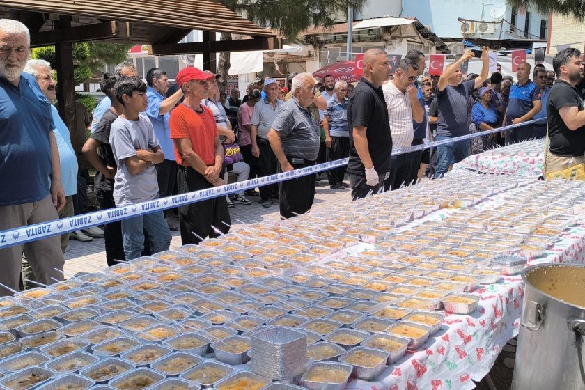 Aşure malzemeleri cep yakınca yurttaşlar belediyenin ücretsiz aşuresine akın etti