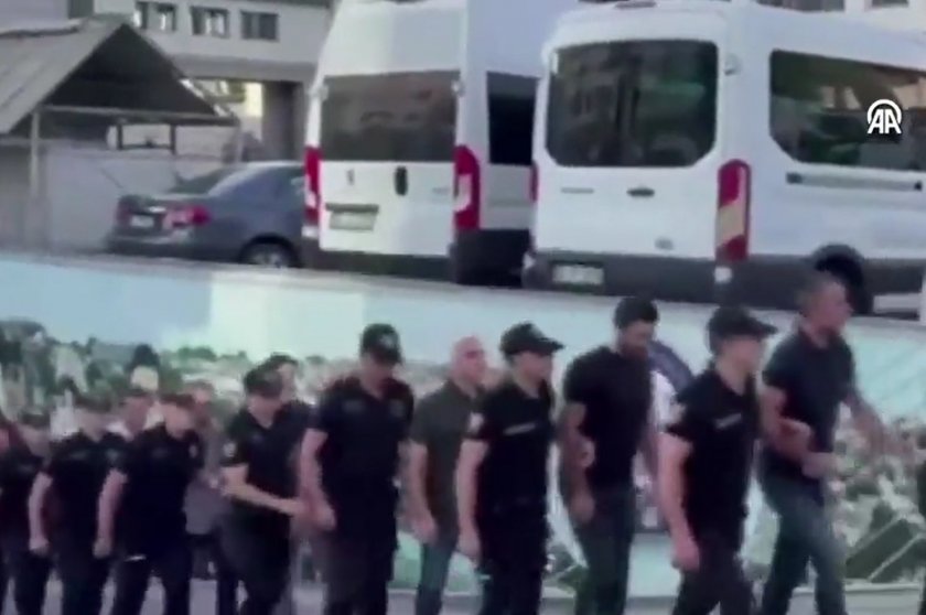 İBB operasyonunda yine 'tek sıra' görüntüleri: Darbe dönemlerini aratmıyor