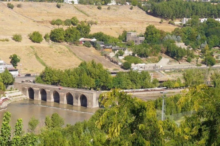 ICOMOS On Gözlü Köprü için eylem planı istedi