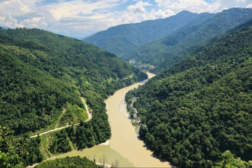 Hindistan'da arazi aracı su kanalına düştü: 11 ölü