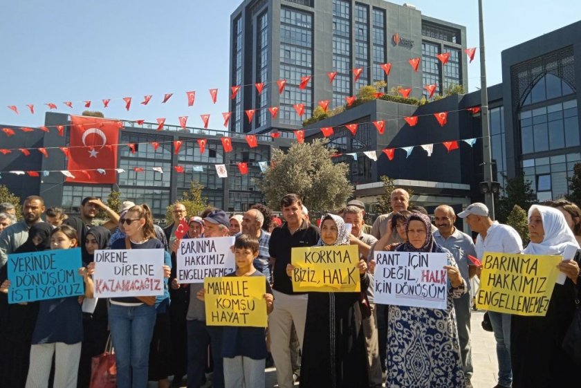 Zorla dönüşüme karşı belediyeye yürüdüler