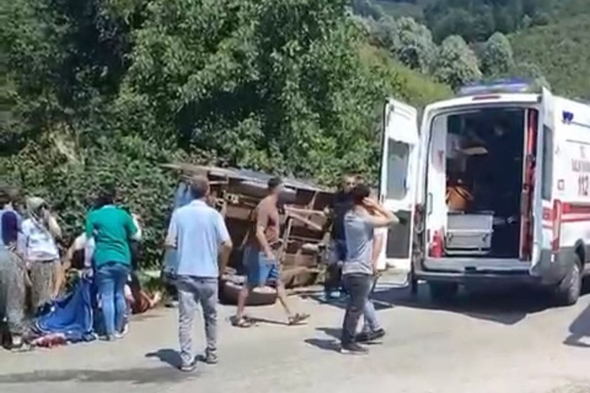Fındık işçilerinin taşındığı römork devrildi: 7 işçi yaralandı