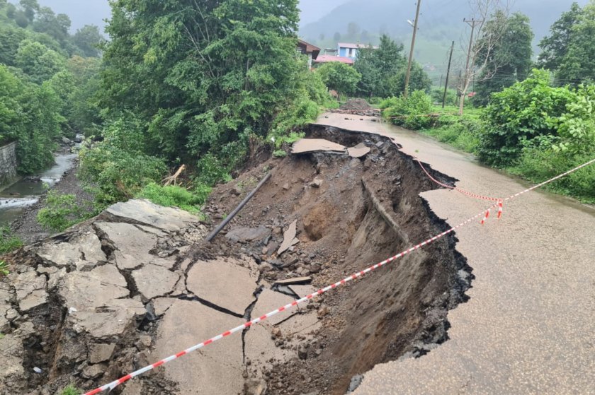 Artvin'de heyelan: 2 köy yolu ulaşıma kapandı