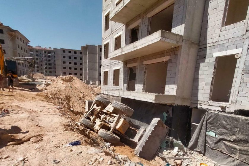 TOKİ şantiyesinde iş makinesinin devrilmesi sonucu operatör yaşamını yitirdi