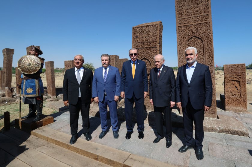 Erdoğan ve Bahçeli'nin Ahlat'taki fotoğrafında üç isim yer almadı