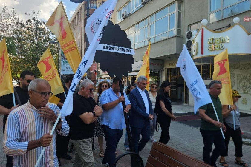 ABF’den, Alevi Bektaşi Kültür ve Cemevi Başkanlığı'nın önüne siyah çelenk: "İnancımızdan elinizi çekin"