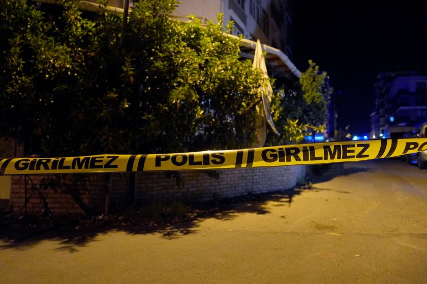 Sultanbeyli'de kafeye silahlı saldırı: Bazı ev ve arabalara kurşun isabet etti
