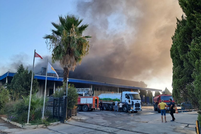 Antalya'da iki depoda çıkan yangın kontrol altına alındı
