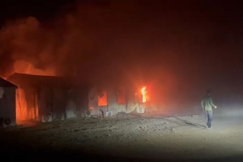 Diyarbakır'da şantiyede yangın çıktı: Bir itfaiye emekçisi yüzünden yaralandı