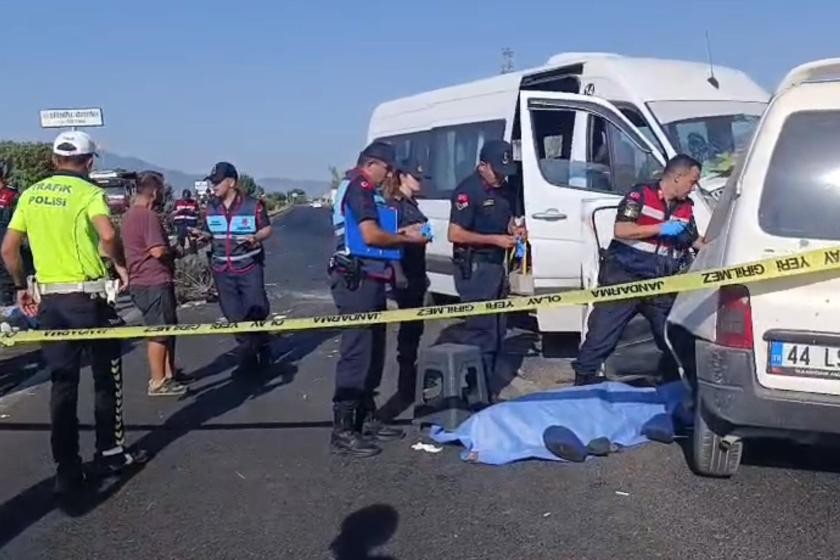 Tarım işçilerini taşıyan minibüs hafif ticari araçla çarpıştı: 1 ölü, 13 yaralı