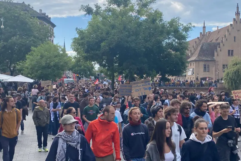 Fransa'da liselilerden uzaktan eğitime karşı 