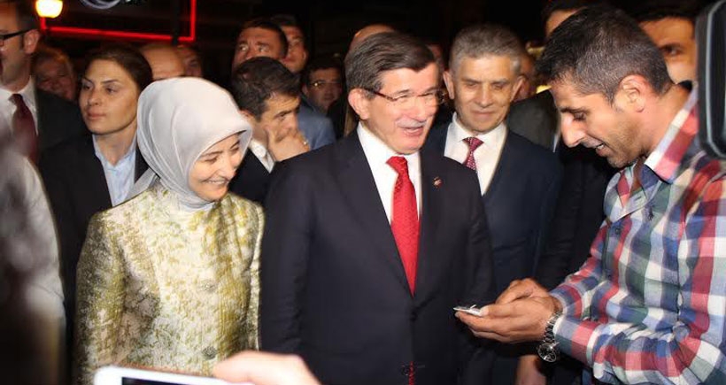 Davutoğlu: Taşeron ama telefonu var!