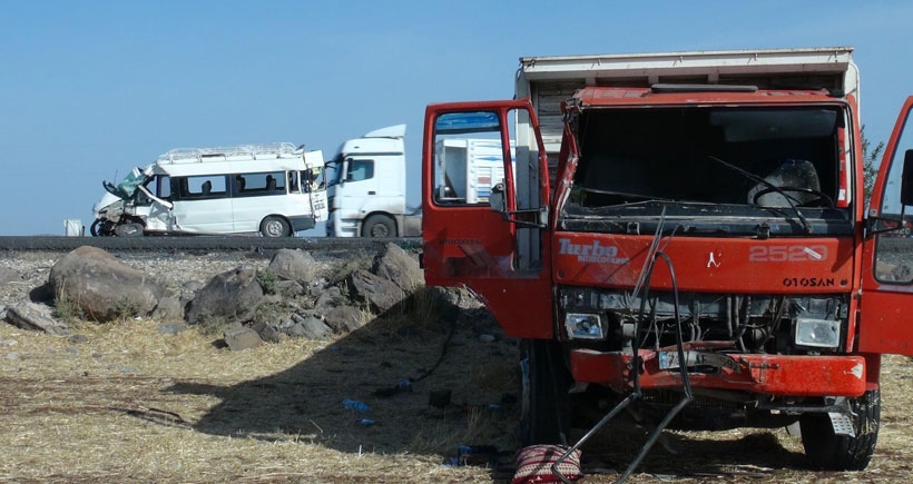 Cizre'de öğrenci servisi, kamyon ile çarpıştı: 1 ölü, 17 yaralı