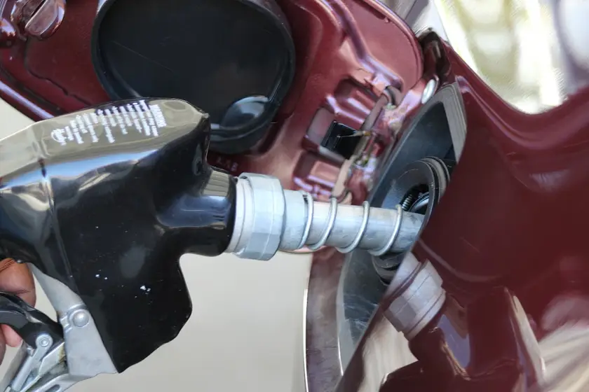 Akaryakıtta eşel mobil sona erdi, vergi artışı kademeli uygulanacak: Benzine 4,15 lira, LPG’ye 1,48 lira zam