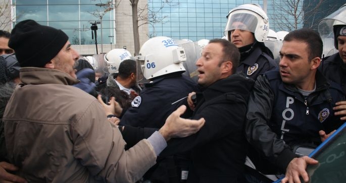 Belediye önünde halka saldırdılar