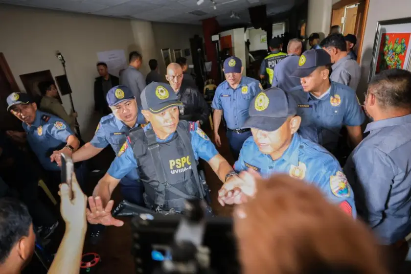 Filipinler Senatosu'nda silah sesleri