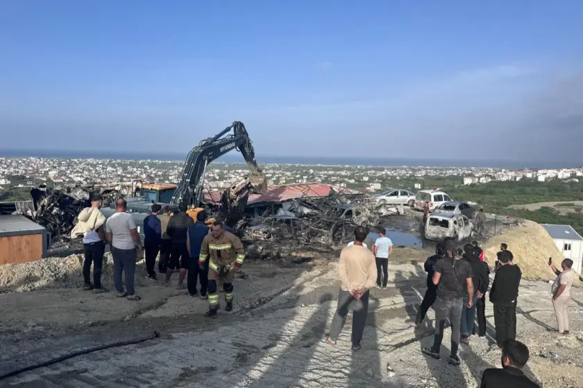 Hatay’da şantiye yangını: İşçilerin kaldığı konteynerler ve 8 araç zarar gördü