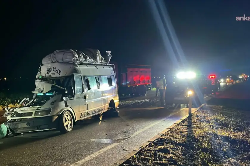 Tarım işçilerini taşıyan minibüs tırla çarpıştı: 3'ü ağır 12 işçi yaralandı