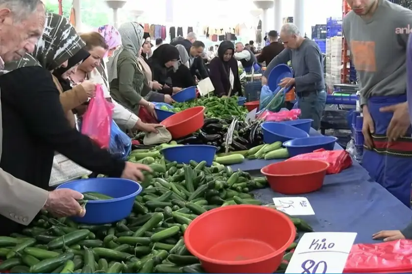 Bağcılar pazarında enflasyon tepkisi: “50 liraya dolan çanta şimdi bin liraya dolmuyor”