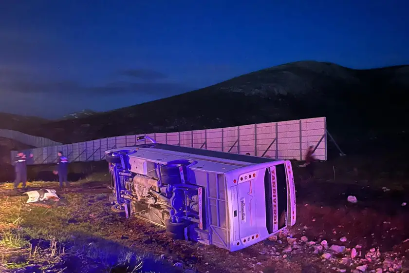 Sivas'ta taraftarları taşıyan yolcu midibüsü devrildi: 18 kişi yaralandı