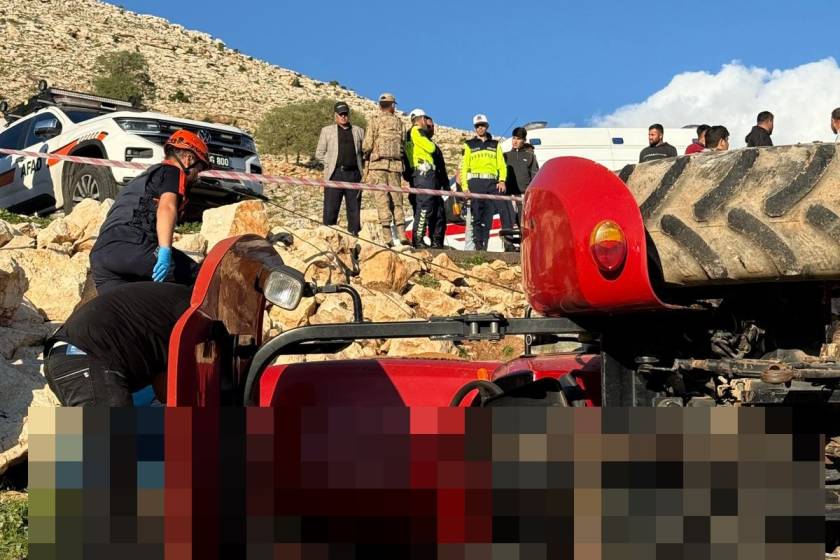 Traktörün altında kalan iki kişi hayatını kaybetti