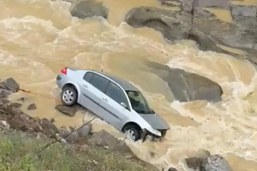Dereye savrulan otomobilin sürücüsü yaralandı